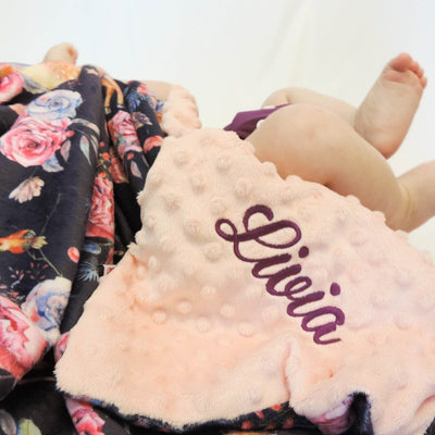 Pieds de bébé avec doudou en minky chevreuil et fleurs