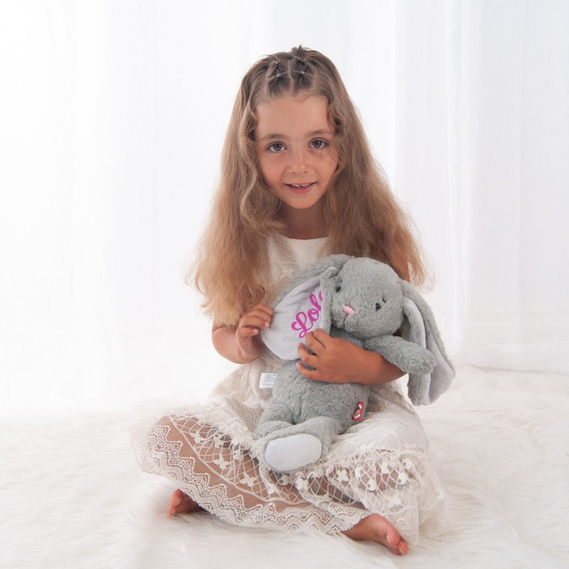 Petit lapin en peluche avec nom dans oreille